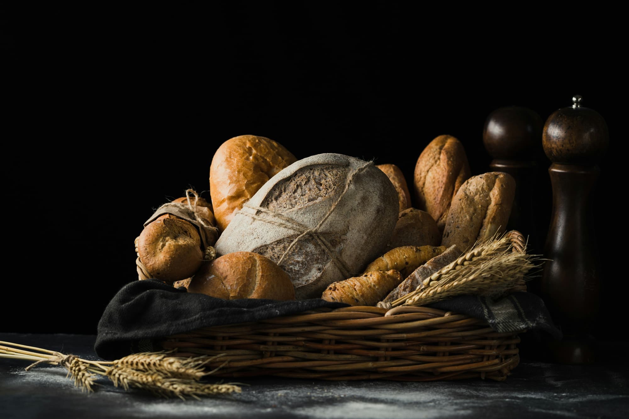 Brotkorb mit verschiedenen Broten und Brötchen